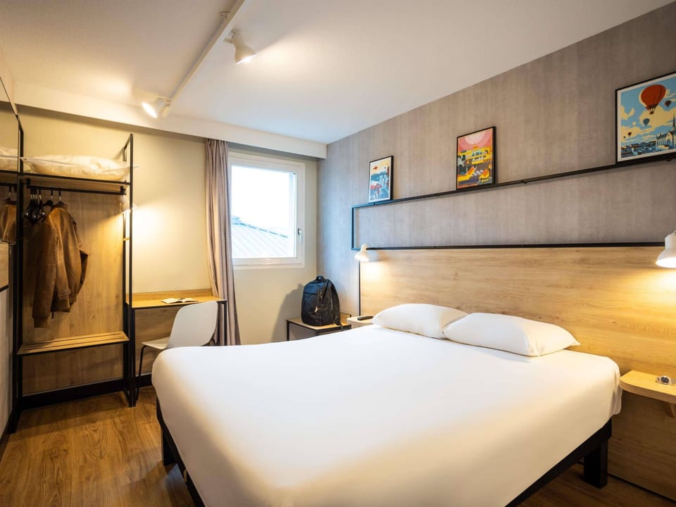 Premium bedding, desk, blackout drapes, soundproofing