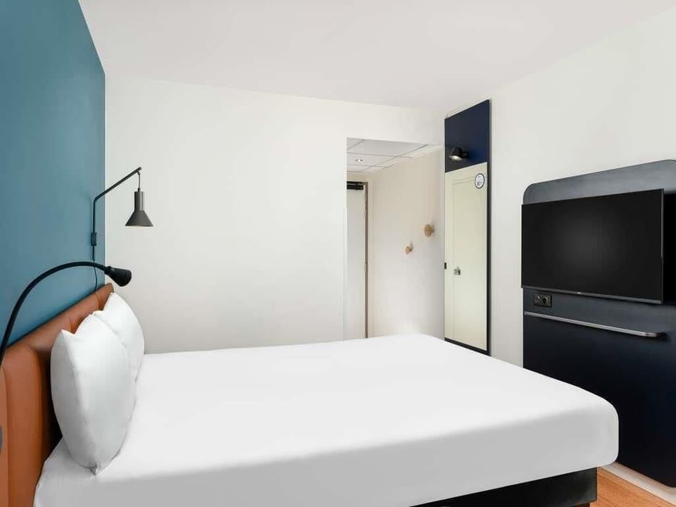Double Room, 1 Double Bed | In-room safe, desk, soundproofing, iron/ironing board