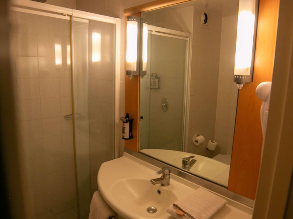 Standard Room, 2 Twin Beds | Minibar, desk, blackout drapes, soundproofing