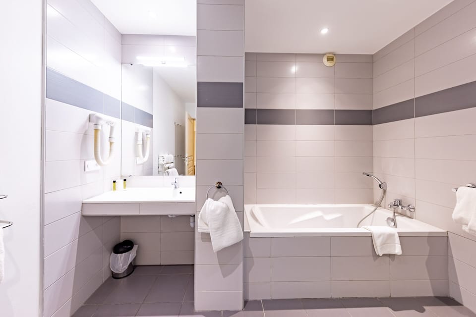 Family Suite | Minibar, in-room safe, desk, soundproofing