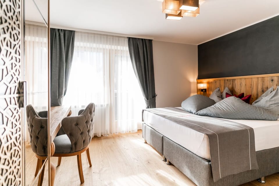 Junior Suite | Premium bedding, in-room safe, desk, blackout drapes