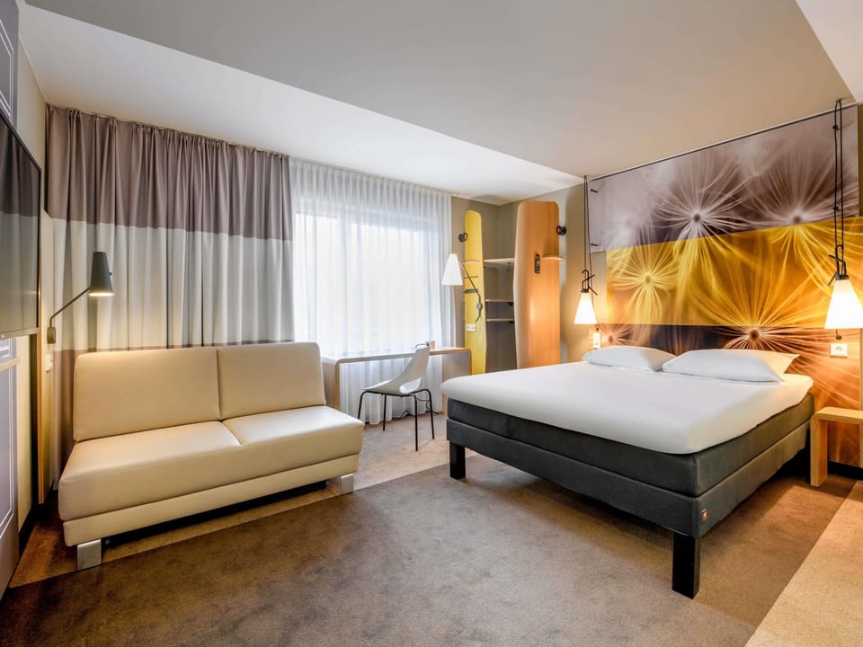 Family Double Room, 1 Double Bed with Sofa bed | Hypo-allergenic bedding, desk, soundproofing, iron/ironing board