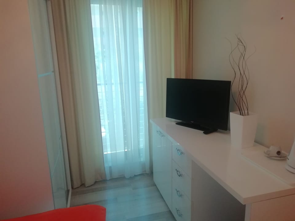 Single Room, 1 Twin Bed | Blackout drapes, soundproofing, free WiFi, bed sheets