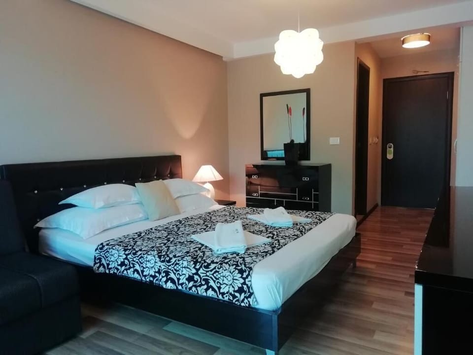 Comfort Triple Room | Blackout drapes, soundproofing, free WiFi, bed sheets
