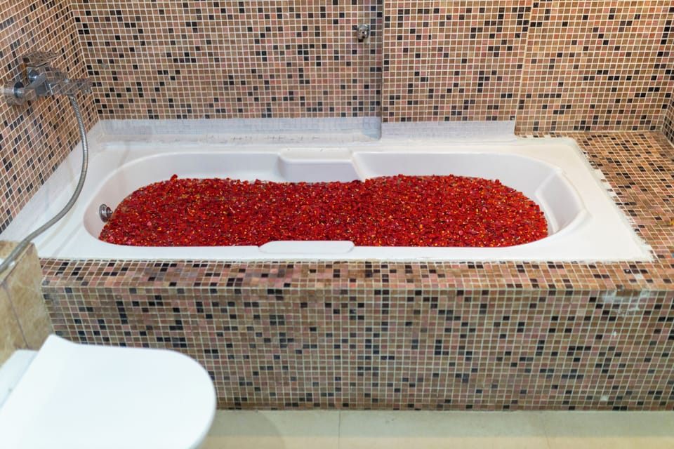 Suite Room with bathtub | Bathroom | Free toiletries, bathrobes, towels