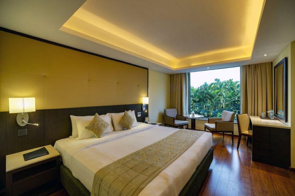 Premium bedding, desk, iron/ironing board, free WiFi
