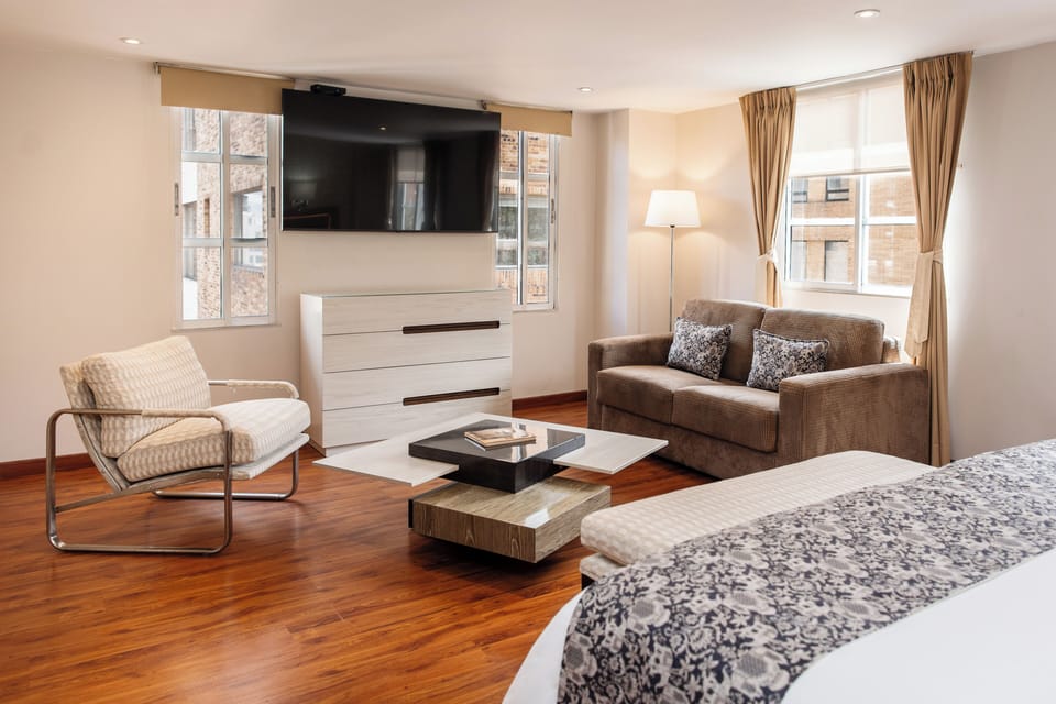 Junior Studio Suite, 1 King Bed | Premium bedding, in-room safe, desk, blackout drapes