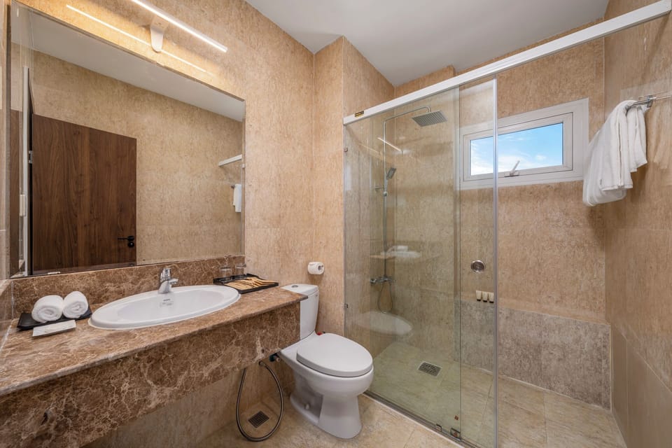 Deluxe Double or Twin Room | Bathroom | Rainfall showerhead, free toiletries, hair dryer, slippers