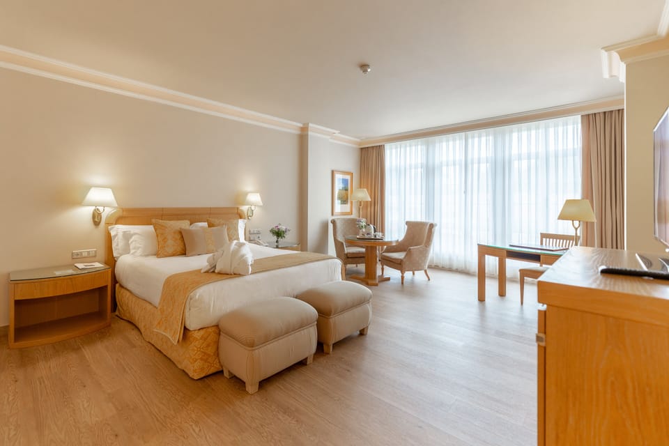 Deluxe Room | Minibar, in-room safe, soundproofing, iron/ironing board