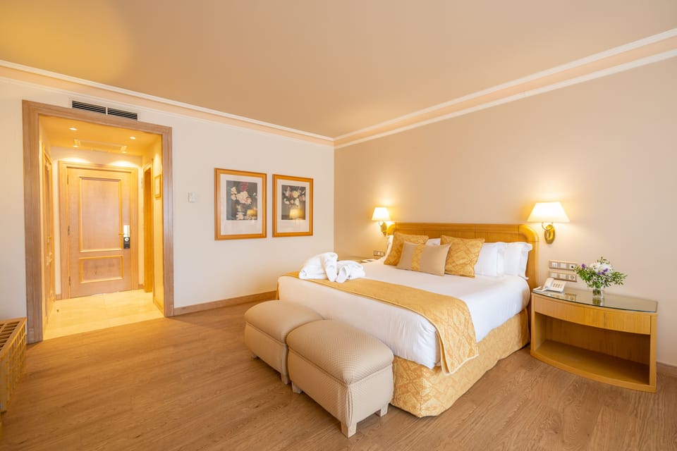 Deluxe Room | Minibar, in-room safe, soundproofing, iron/ironing board