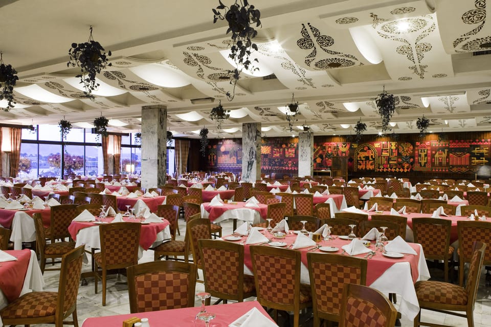 4 restaurants; lunch and dinner served