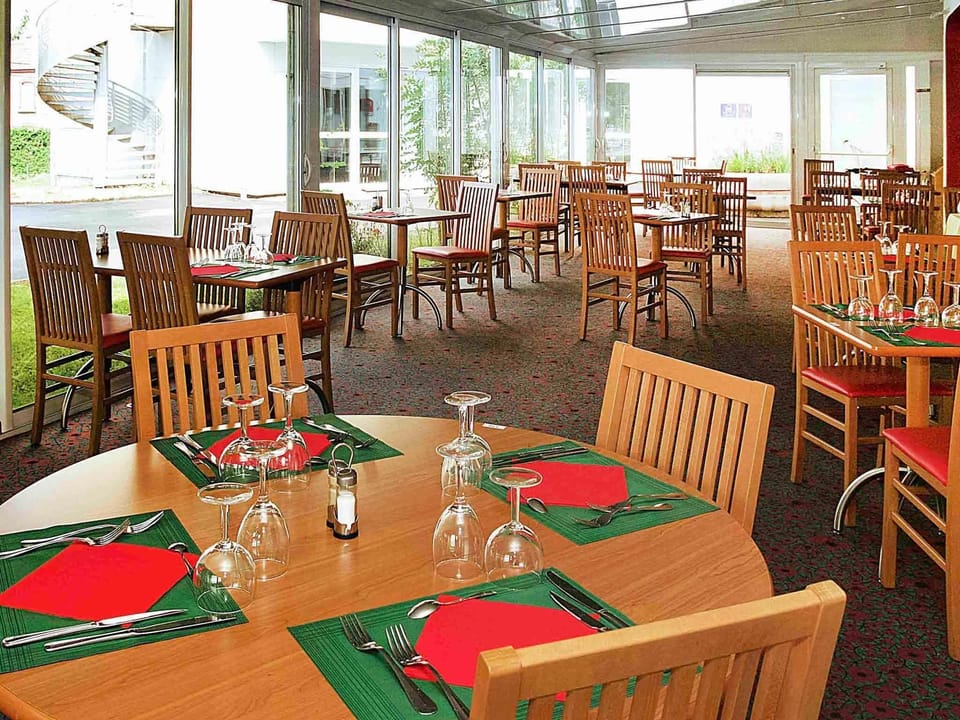 Lunch and dinner served, French cuisine