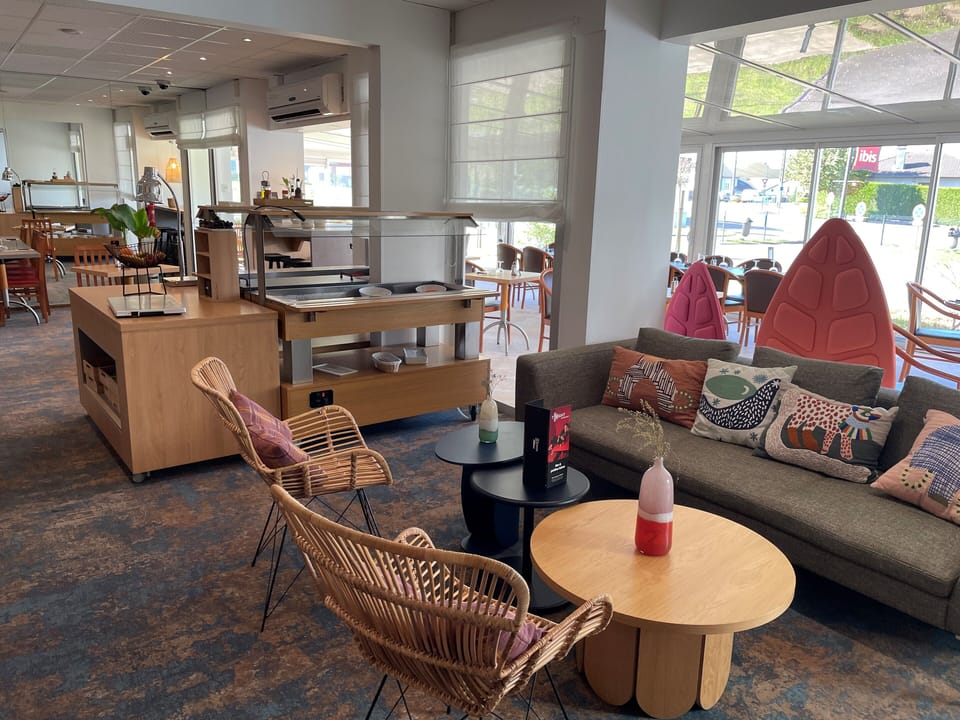 Lunch and dinner served, French cuisine