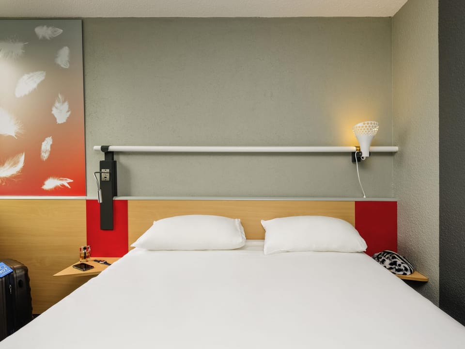 Standard Triple Room, Multiple Beds | Desk, iron/ironing board, free WiFi, bed sheets