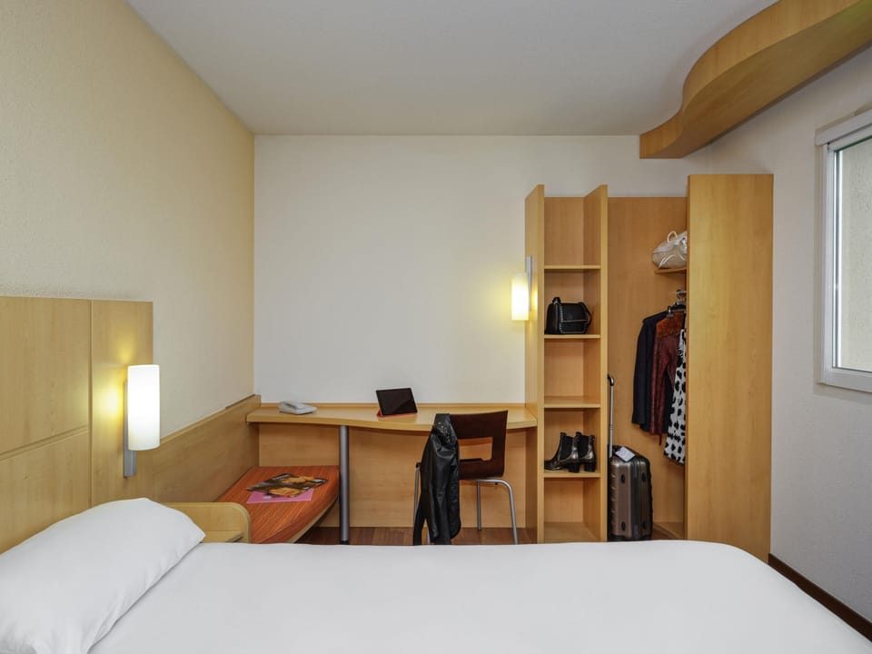 Double Room | Desk, iron/ironing board, free WiFi, bed sheets