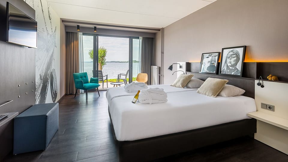 Comfort Room, 1 Queen Bed, Terrace | 1 bedroom, in-room safe, desk, laptop workspace