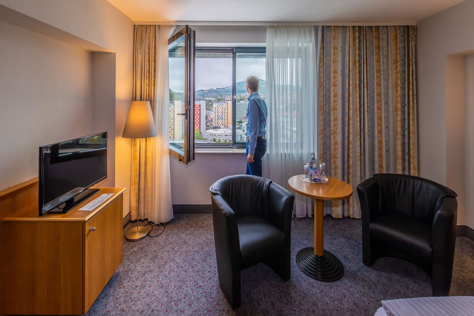 Standard Double Room | Hypo-allergenic bedding, in-room safe, desk, laptop workspace