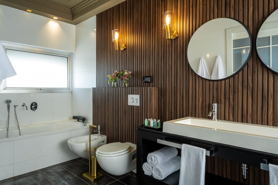 Suite Gordon | Bathroom | Free toiletries, hair dryer, towels
