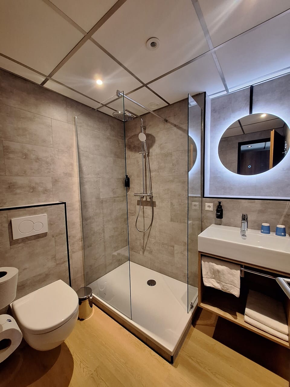 Comfort Double Room (shower) | Bathroom | Free toiletries, hair dryer, towels
