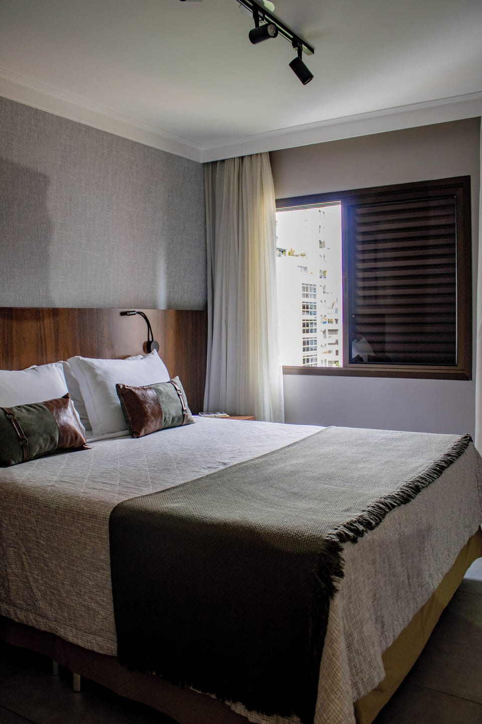Executive Room, 1 Queen Bed | Premium bedding, minibar, in-room safe, desk