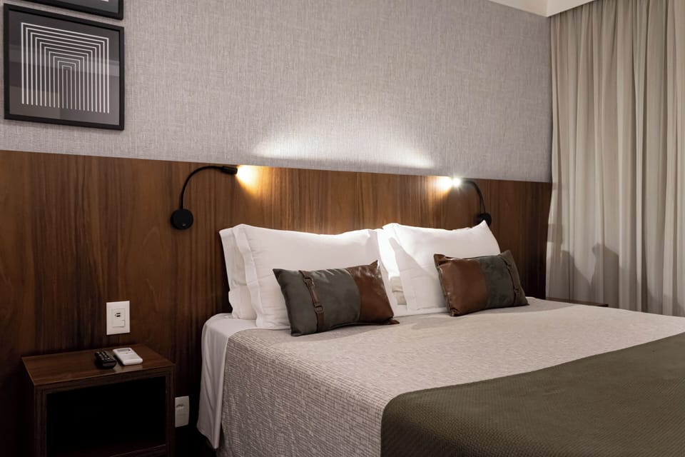 Executive Room, 1 Queen Bed | Premium bedding, minibar, in-room safe, desk