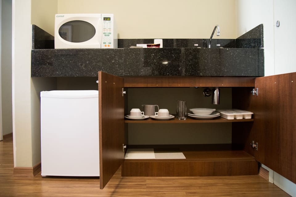 Microwave, cookware/dishes/utensils