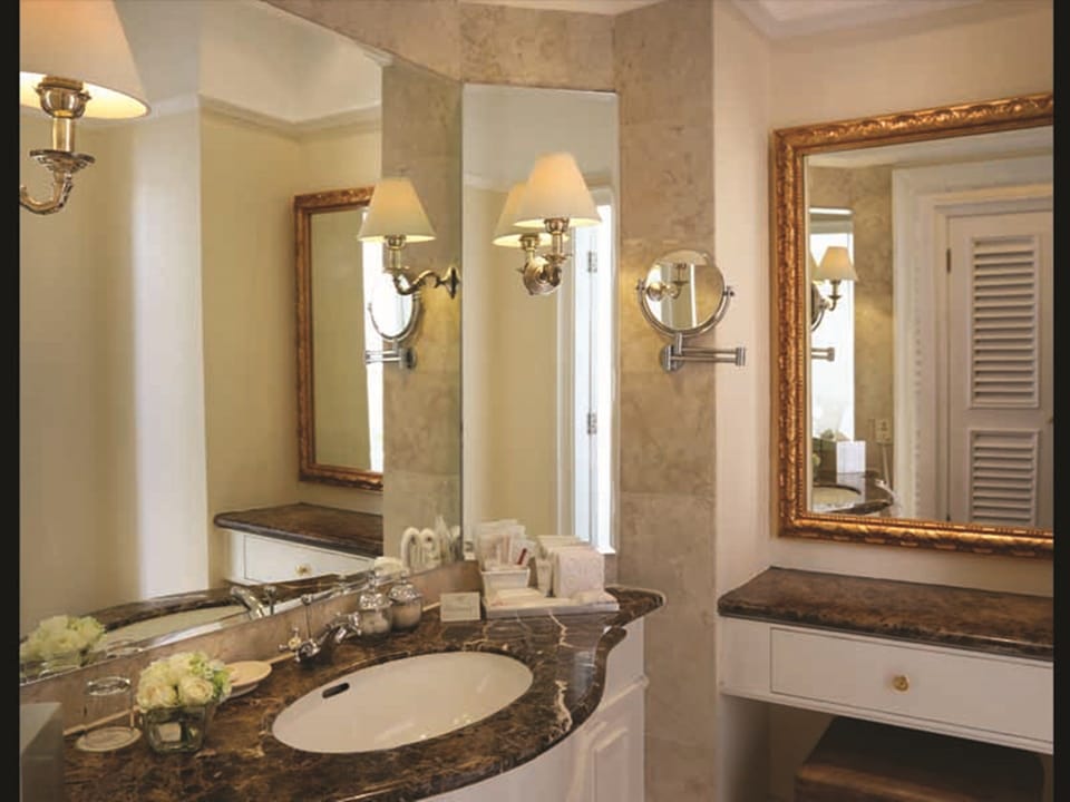 Combined shower/tub, deep soaking tub, free toiletries, hair dryer