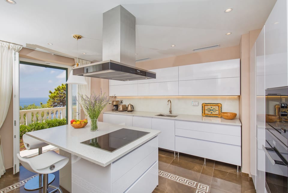 Deluxe Villa | Private kitchen | Full-size fridge, oven, stovetop, dishwasher