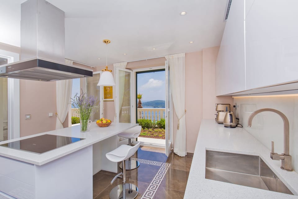 Deluxe Villa | Private kitchen | Full-size fridge, oven, stovetop, dishwasher