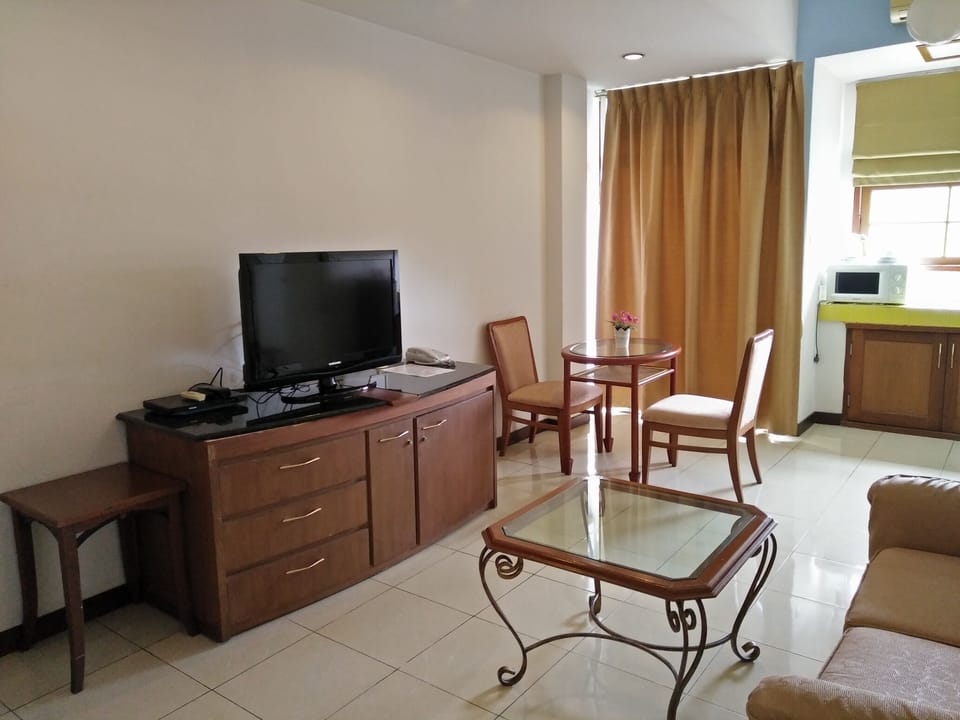 Suite | In-room safe, desk, free WiFi, bed sheets