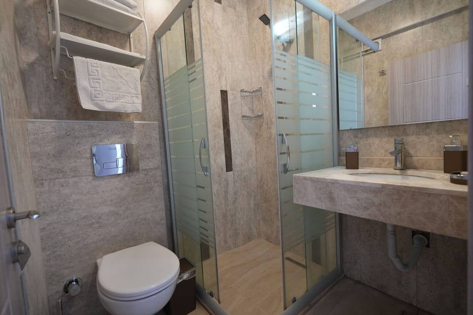 Standard Room | Bathroom | Shower, eco-friendly toiletries, hair dryer, slippers