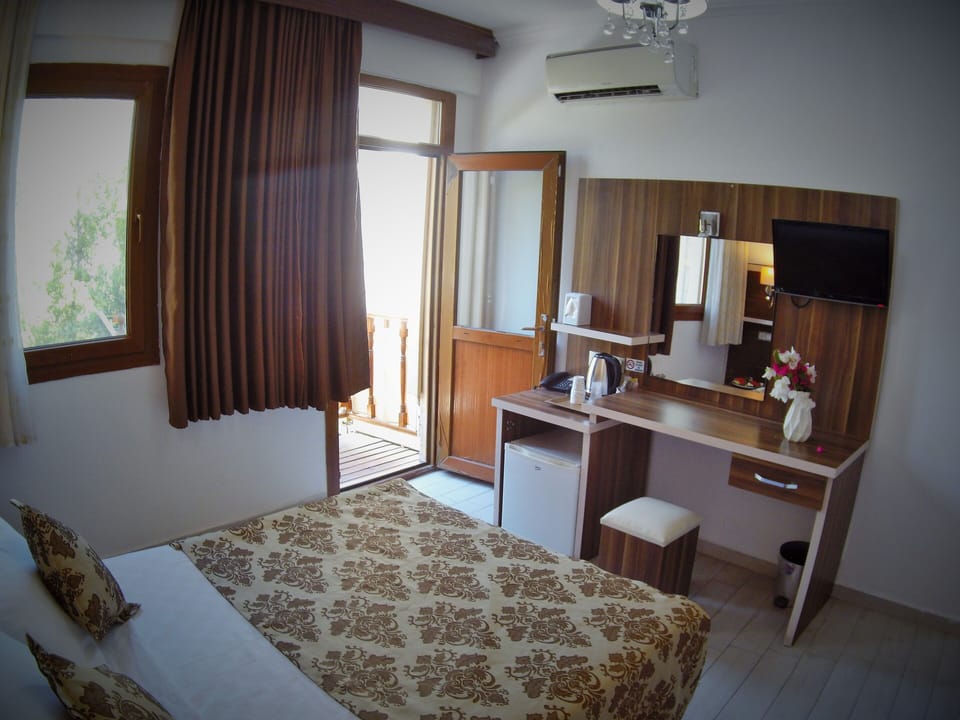 Standard Room | Minibar, in-room safe, desk, free WiFi