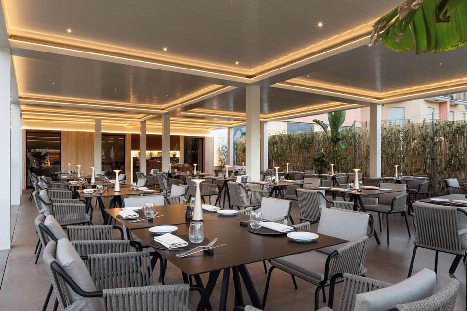 2 restaurants; breakfast, lunch, and dinner served