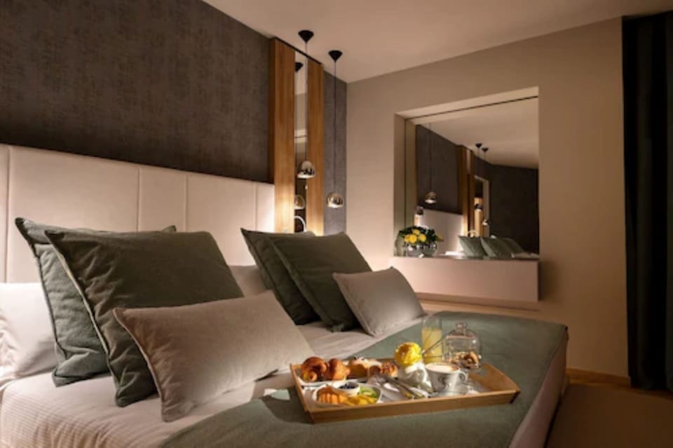 Deluxe Room, 1 Queen Bed, Non Smoking | Premium bedding, down comforters, minibar, in-room safe