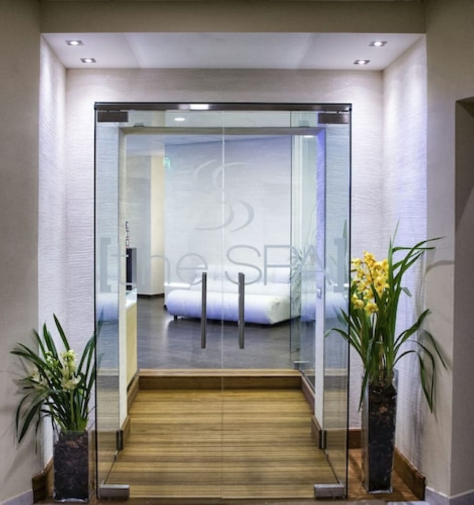 Couples treatment rooms, sauna, hot tub, body treatments