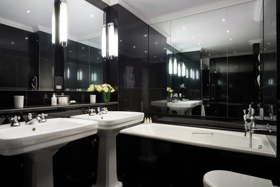 Junior Suite | Bathroom | Combined shower/tub, designer toiletries, hair dryer, bathrobes