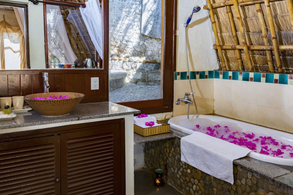 Combined shower/tub, deep soaking tub, free toiletries, hair dryer