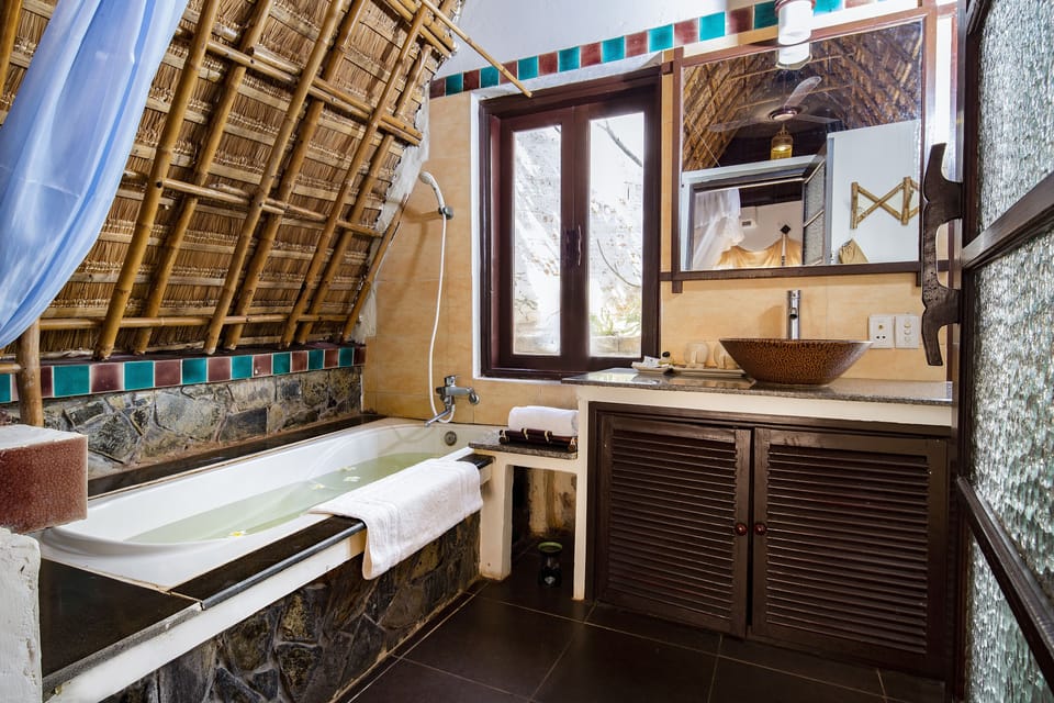 Combined shower/tub, deep soaking tub, free toiletries, hair dryer