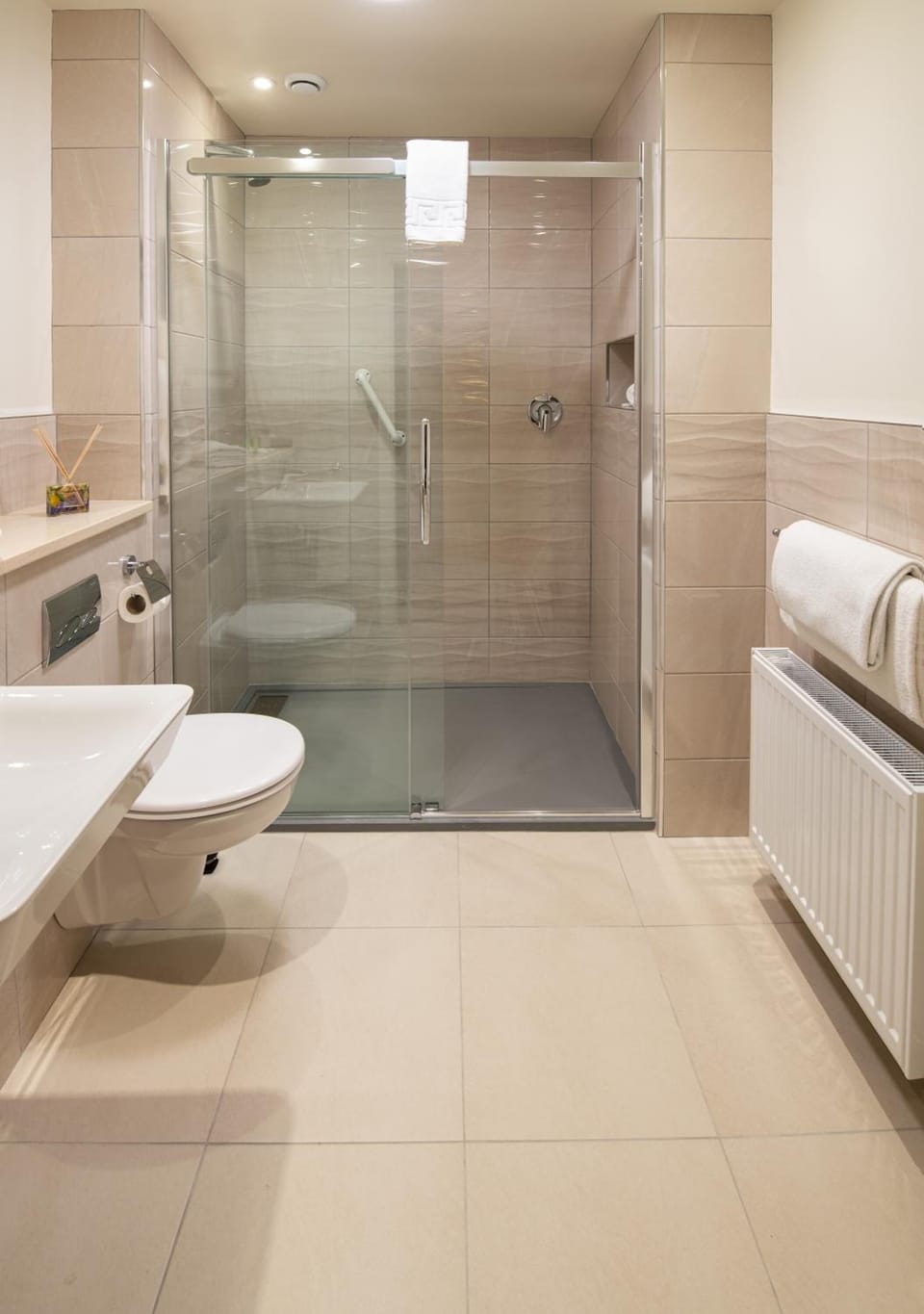 Combined shower/tub, deep soaking tub, free toiletries, hair dryer