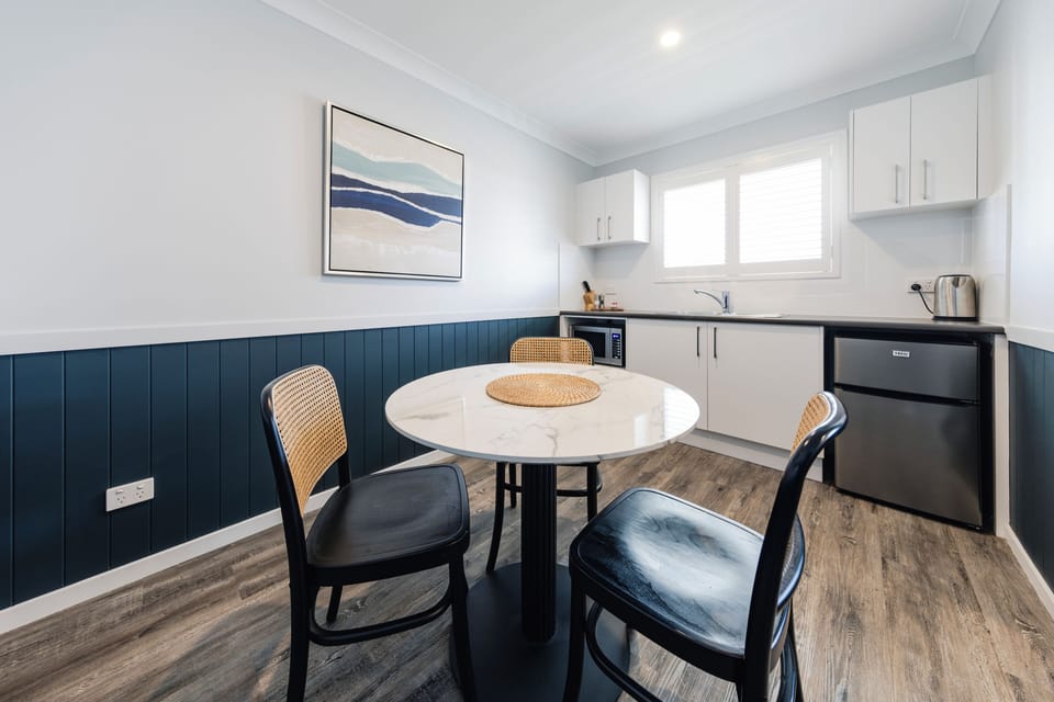 Deluxe 1 Bedroom Apartment | Private kitchen | Coffee/tea maker, fridge, electric kettle