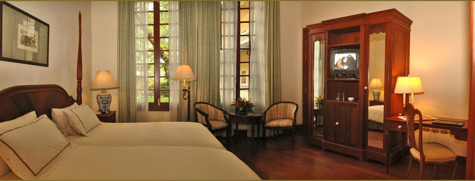 Deluxe Twin Room | Minibar, in-room safe, desk, laptop workspace