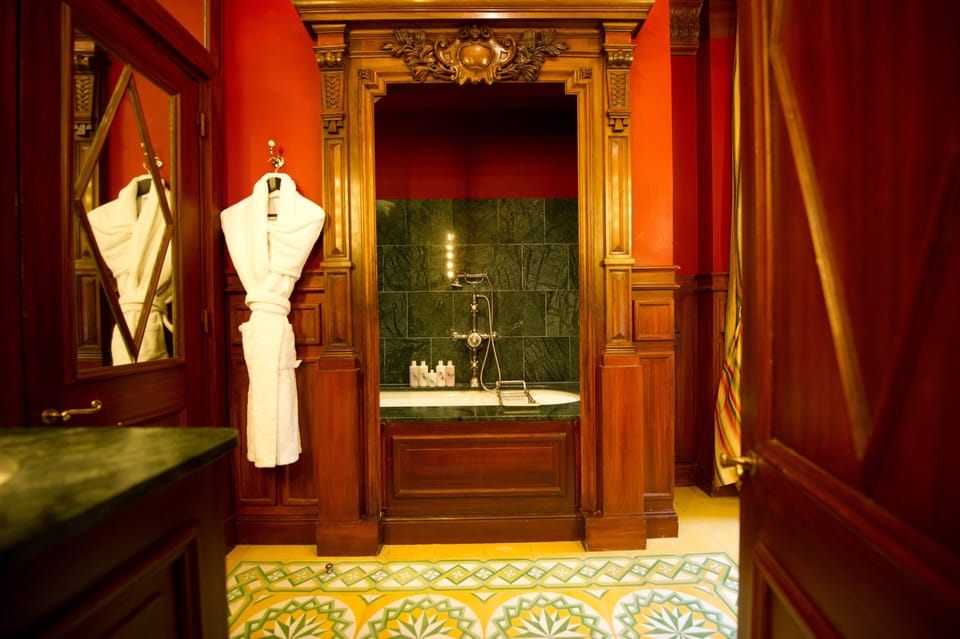 Oscar Wilde | Bathroom | Combined shower/tub, free toiletries, hair dryer, bathrobes