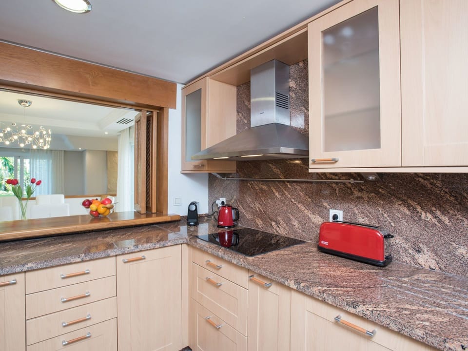 Countertop, Cabinetry, Room, Property, Kitchen, Furniture, Interior Design, Home, House, Building