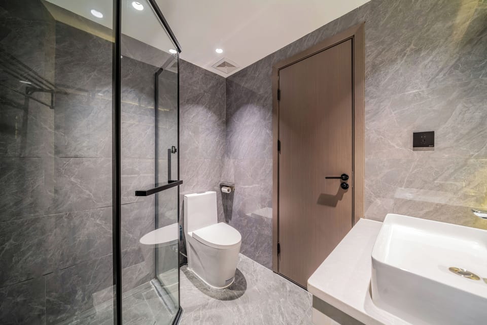 Deluxe Twin Room | Bathroom | Slippers, towels