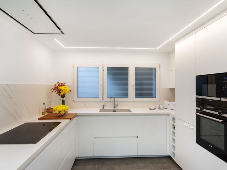 Cabinetry, Kitchen Sink, Sink, Property, Tap, Countertop, Window, Plumbing Fixture, Kitchen, Building