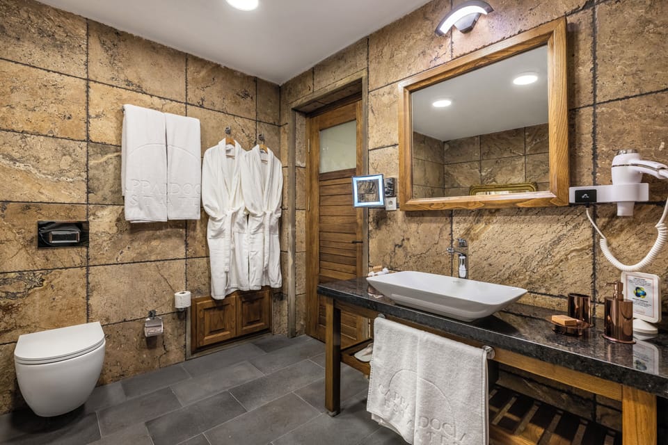 Deluxe Room (Cave) | 1 bedroom, premium bedding, in-room safe, soundproofing