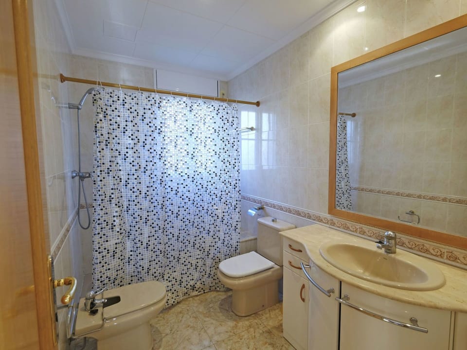 Bathroom, Property, Room, Wall, Tile, Interior Design, Bathroom Accessory, Real Estate, Architecture, Building