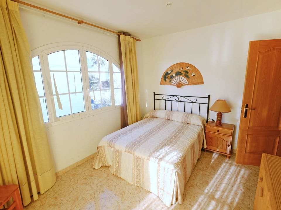 Room, Bed, Furniture, Bedroom, Property, Floor, Bed Sheet, Bed Frame, Interior Design, Ceiling