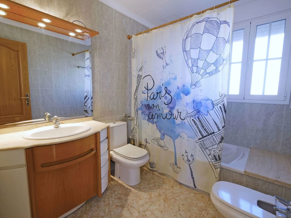 Bathroom, Room, Property, Wall, Tile, Interior Design, Floor, Bathtub, Real Estate, House