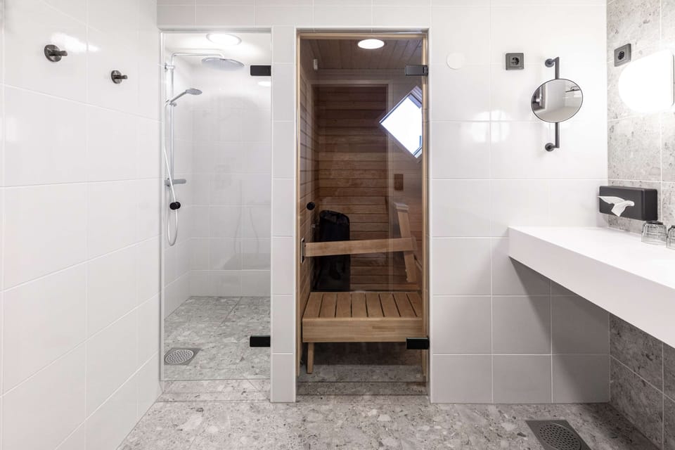 Superior Room, Sauna | Bathroom | Free toiletries, hair dryer, towels